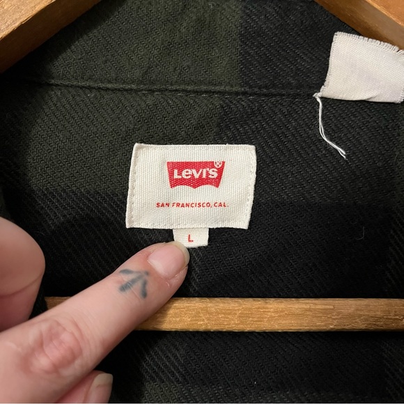 *SOLD* Levi's Plaid Long Button Down Shirt - Picture 7 of 8